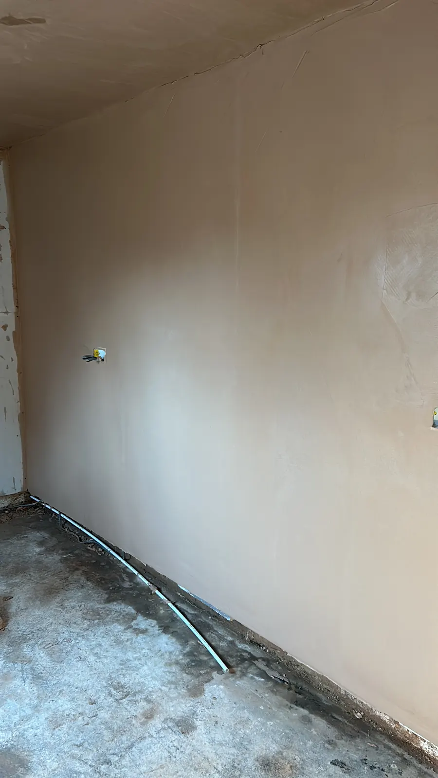 Smoothly skimmed wall ready for decoration