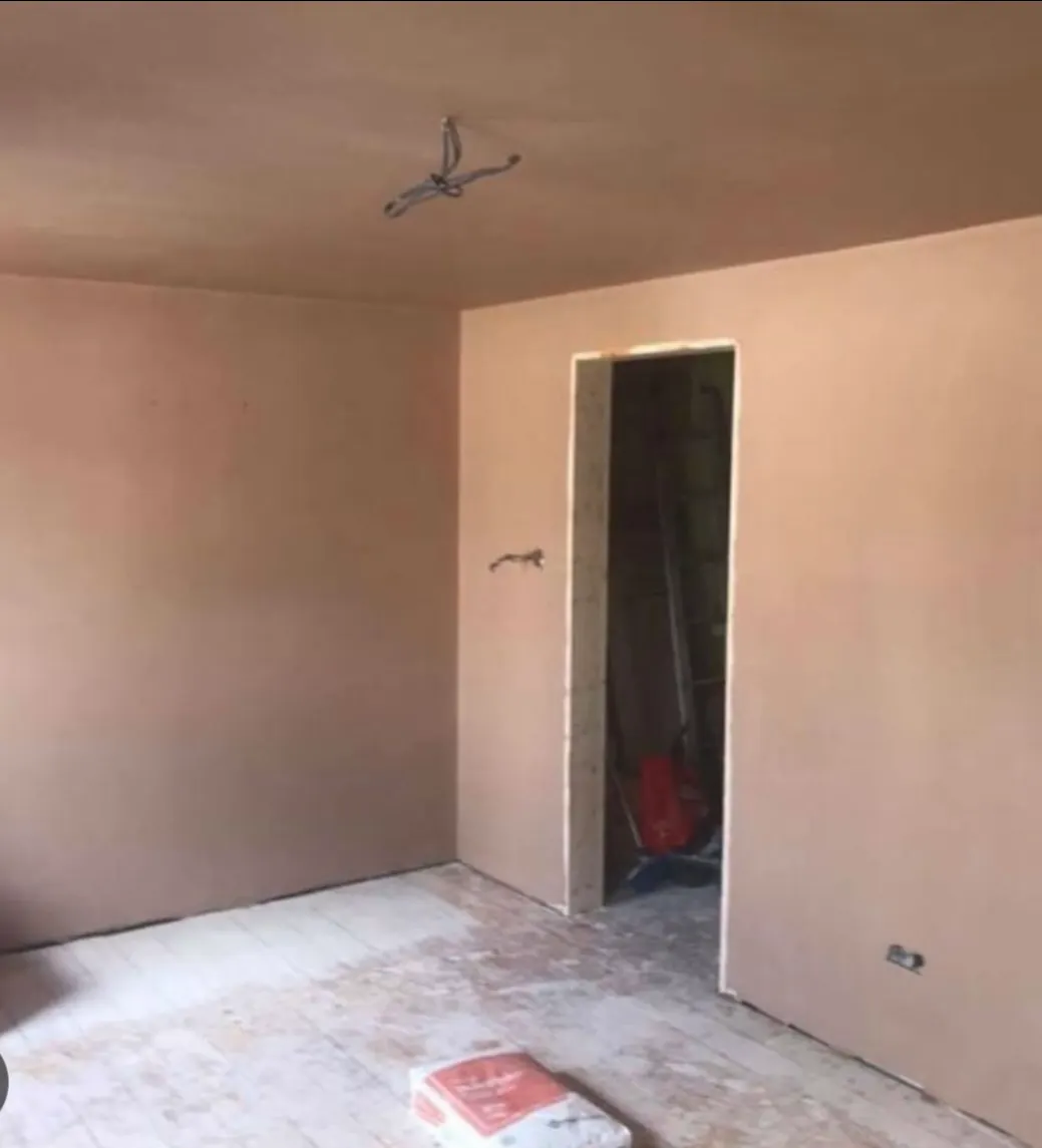 Freshly skimmed room with a plastered doorway and ceiling