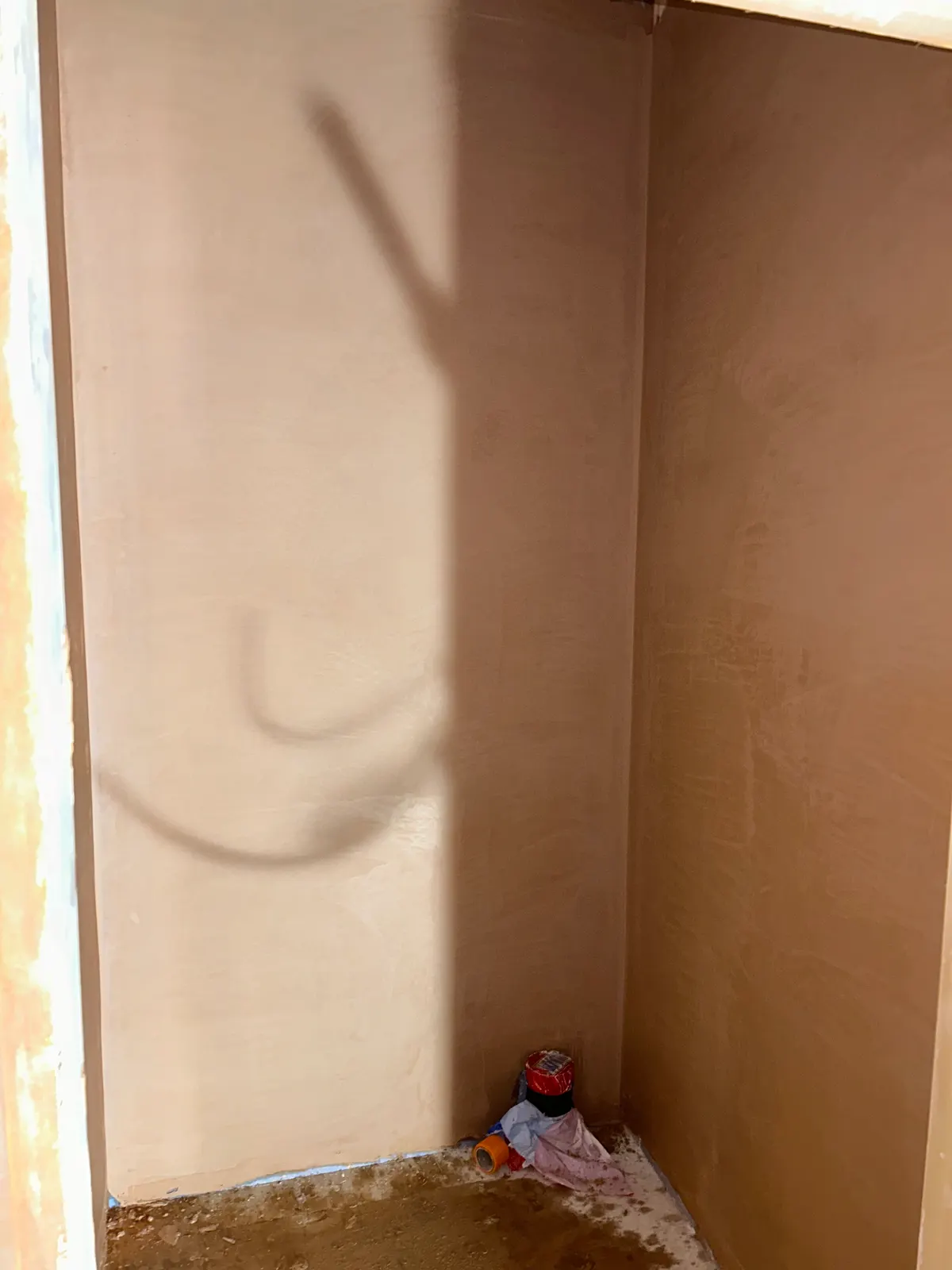 Freshly skimmed alcove with a smooth, even plaster finish